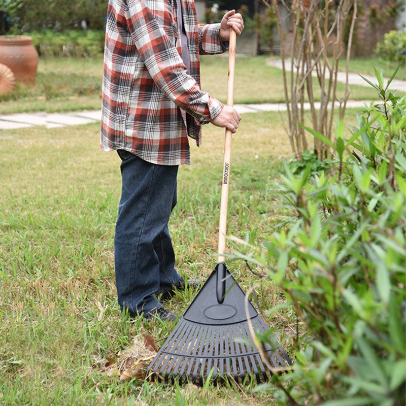 Straight handle garden leaf rake plastic